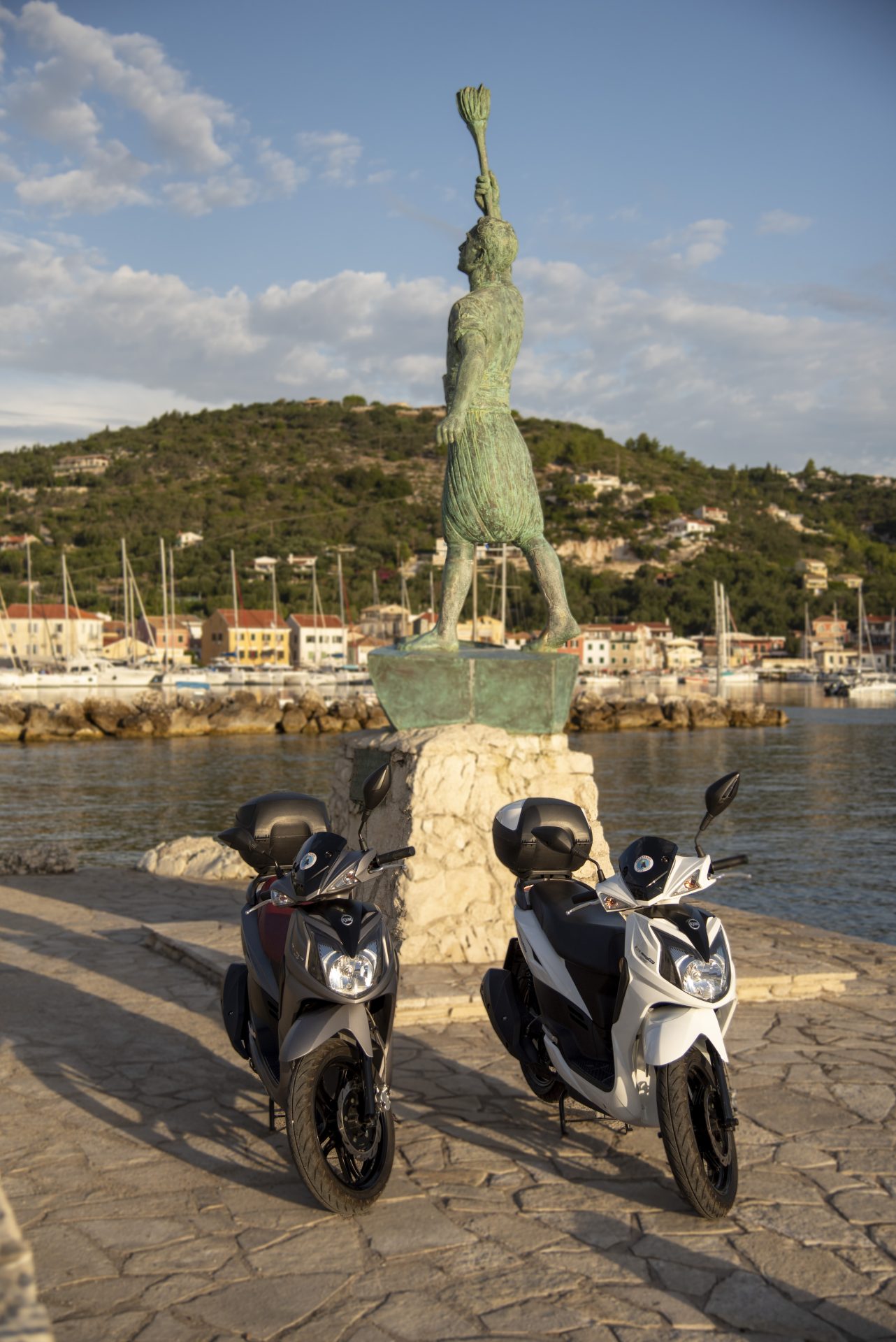 Moto Paxos photo of grey and white bike