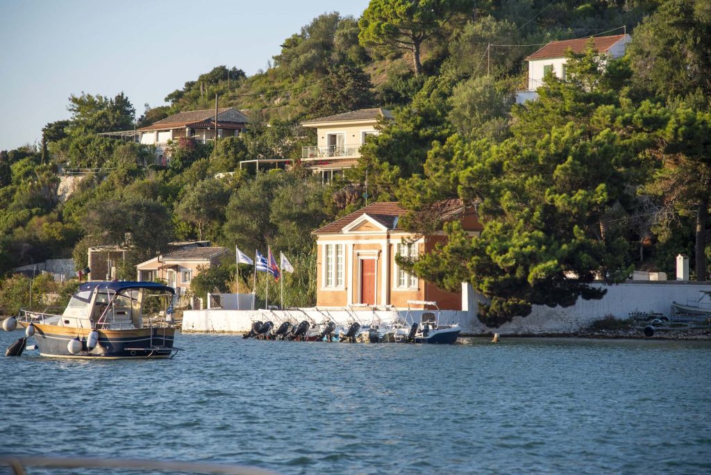 Moto Paxos harbor