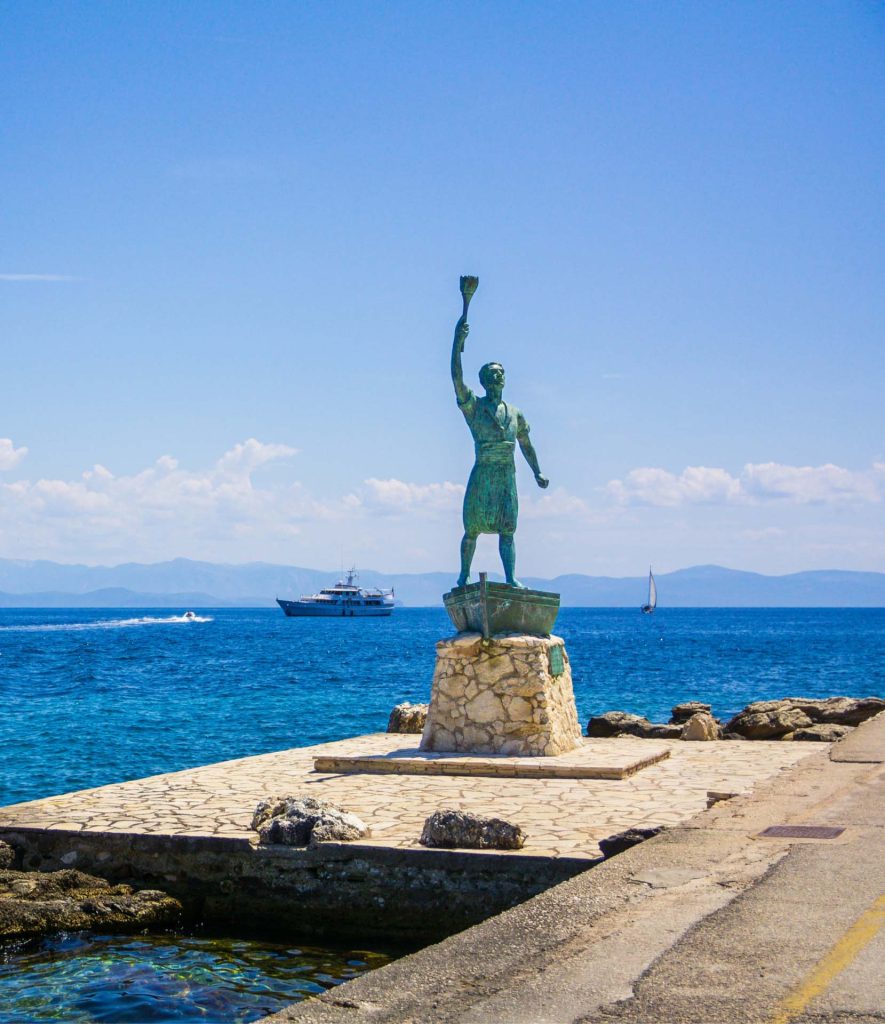 Moto Paxos picture of statue by the sea